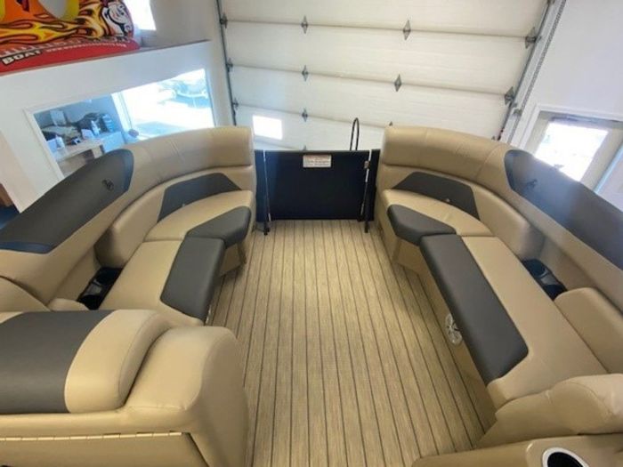 2022 Legend E-Series 23 Lounge Photo 10 of 16