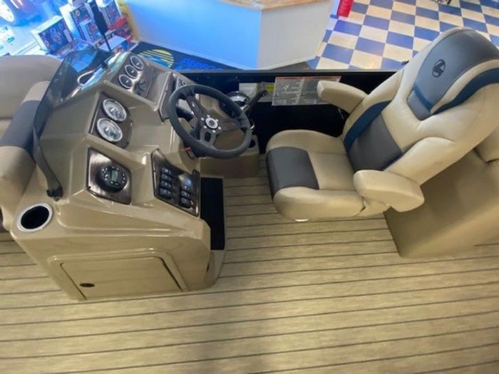 2022 Legend E-Series 23 Lounge Photo 11 of 16