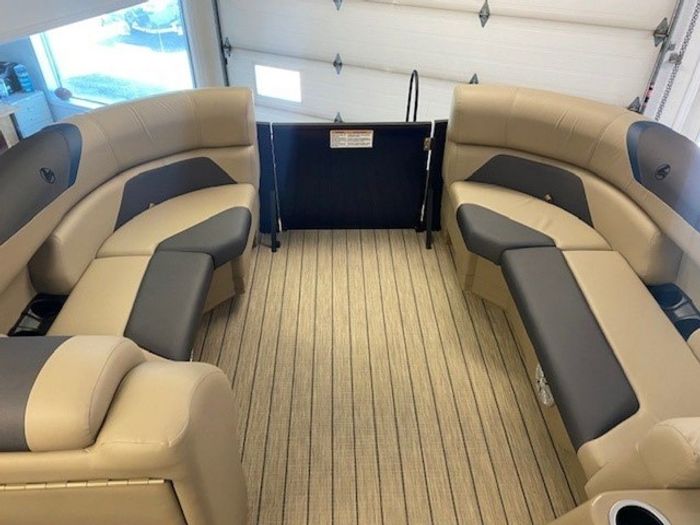 2022 Legend E-Series 23 Lounge Photo 15 of 16
