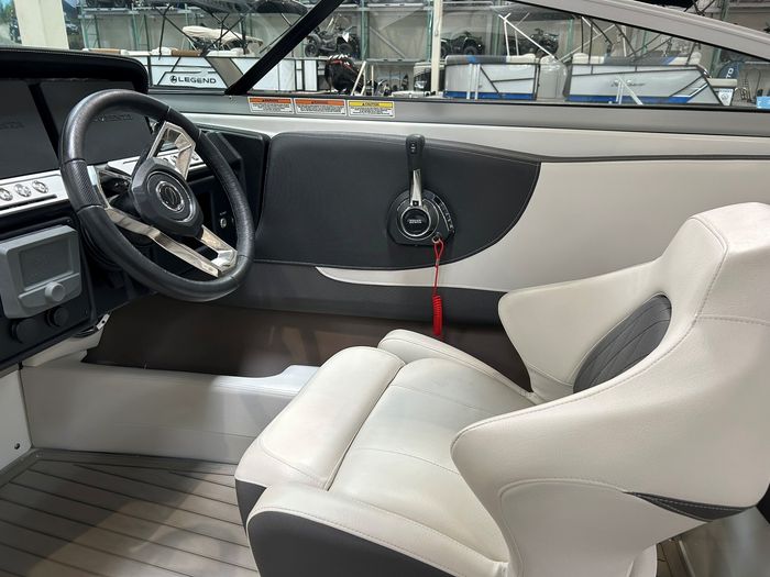 2022 Crownline 220 SS Surf Photo 11 of 17