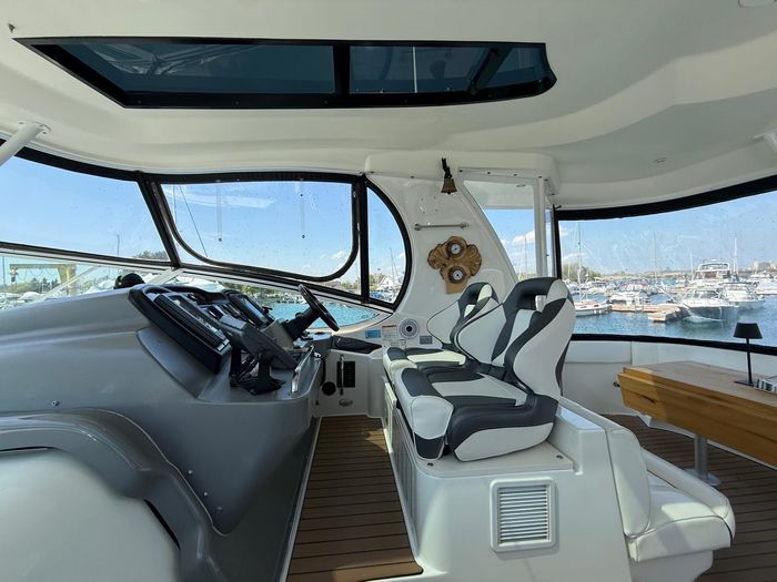 2005 Cruisers Yachts Motor Yacht 455 Photo 21 of 47