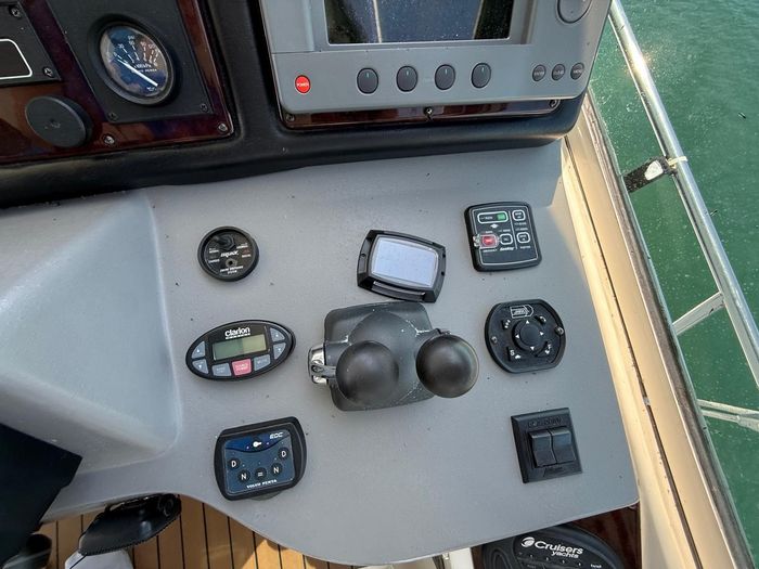 2005 Cruisers Yachts Motor Yacht 455 Photo 32 of 47