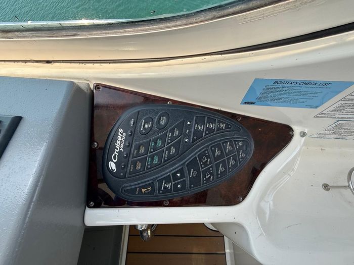2005 Cruisers Yachts Motor Yacht 455 Photo 33 of 47