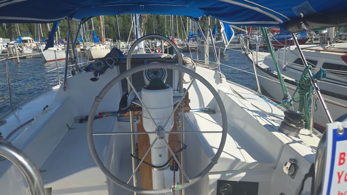1987 Hunter 28.5 Photo 2 of 25