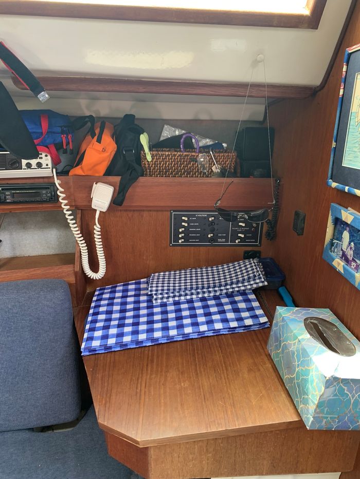 1987 Hunter 28.5 Photo 13 of 25