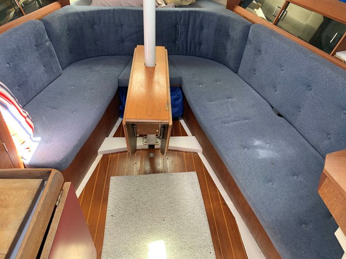 1987 Hunter 28.5 Photo 14 of 25