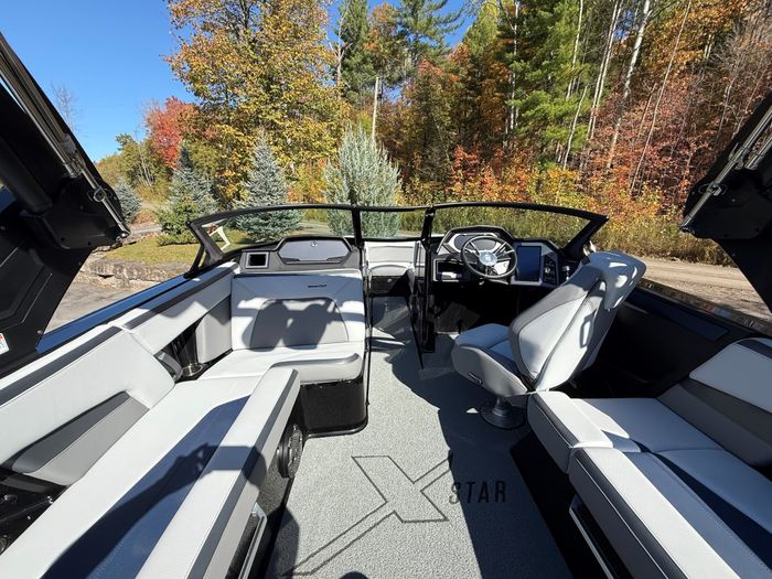 2022 MasterCraft XStar S Photo 2 of 9