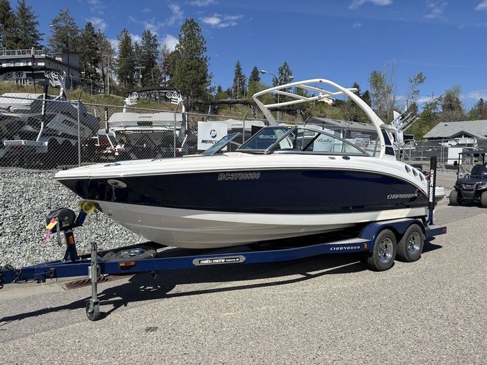 2013 CHAPARRAL 226 Photo 2 of 27