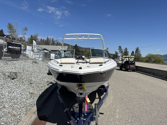 2013 CHAPARRAL 226 Photo 3 of 27