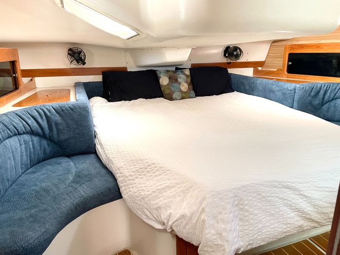 1998 Catalina 380 Photo 12 of 46