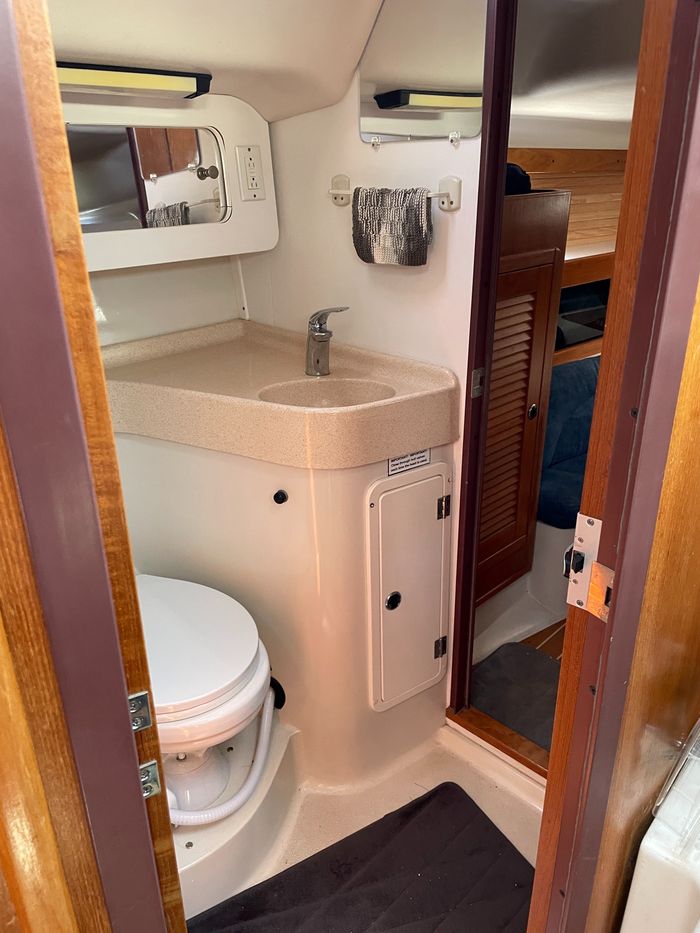 1998 Catalina 380 Photo 18 of 46