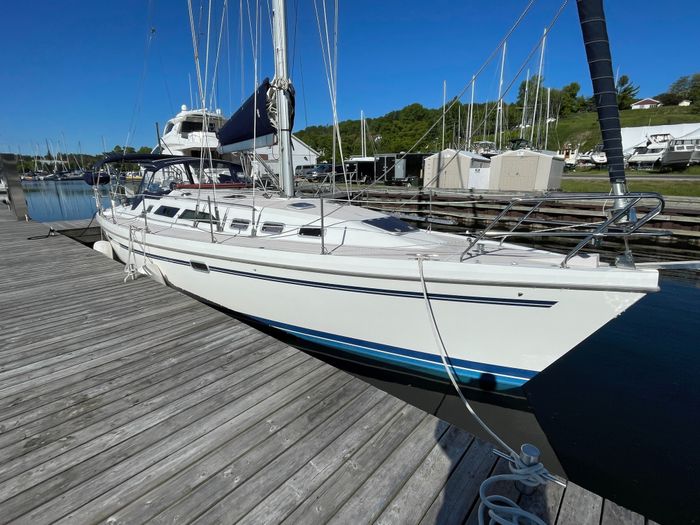 1998 Catalina 380 Photo 3 of 46