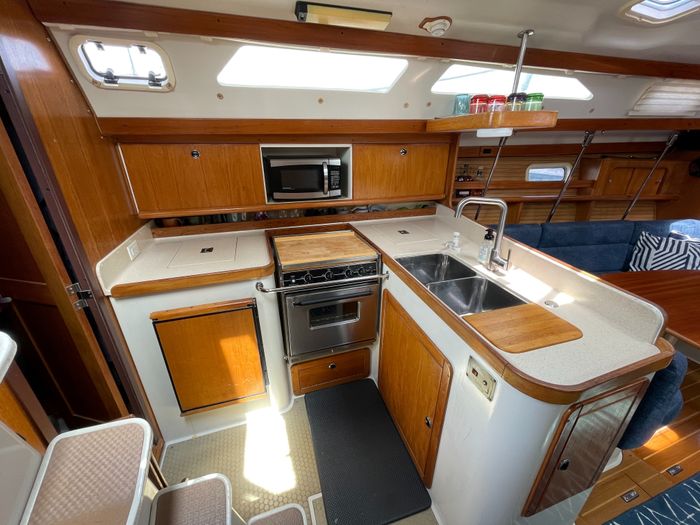 1998 Catalina 380 Photo 29 of 46