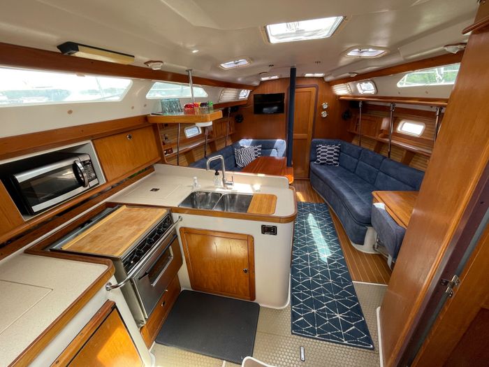 1998 Catalina 380 Photo 30 of 46