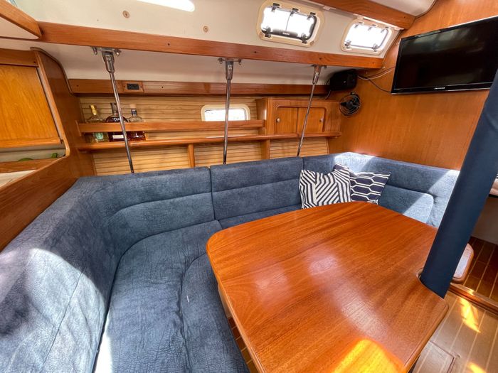 1998 Catalina 380 Photo 32 of 46