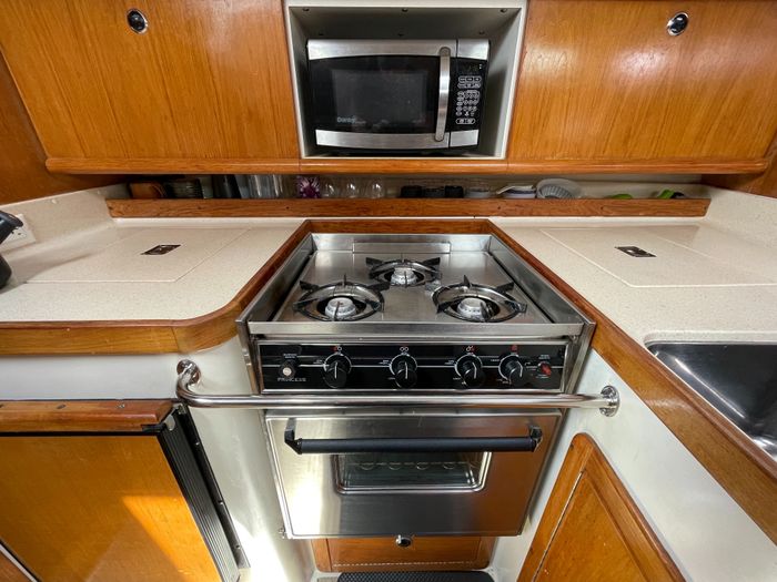 1998 Catalina 380 Photo 37 of 46