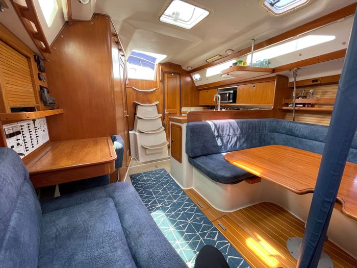 1998 Catalina 380 Photo 34 of 46