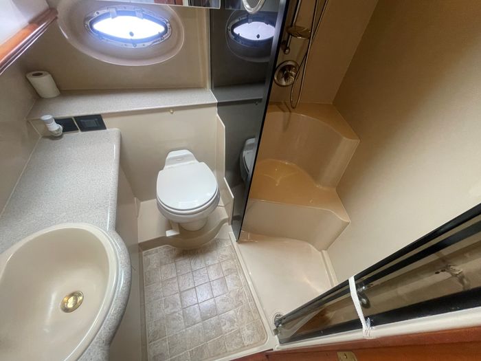 2004 Cruisers Yachts 370 Express Photo 29 sur 41