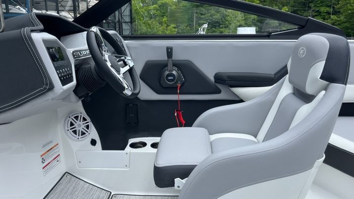 2024 Cobalt CS23 Surf Photo 3 of 12