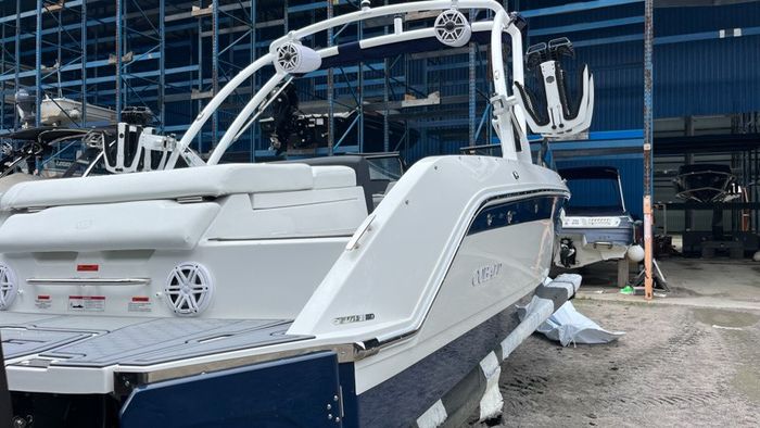 2024 Cobalt CS23 Surf Photo 6 of 12