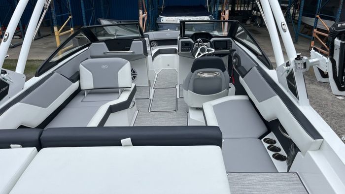 2024 Cobalt CS23 Surf Photo 7 of 12