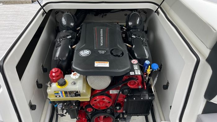 2024 Cobalt CS23 Surf Photo 8 of 12