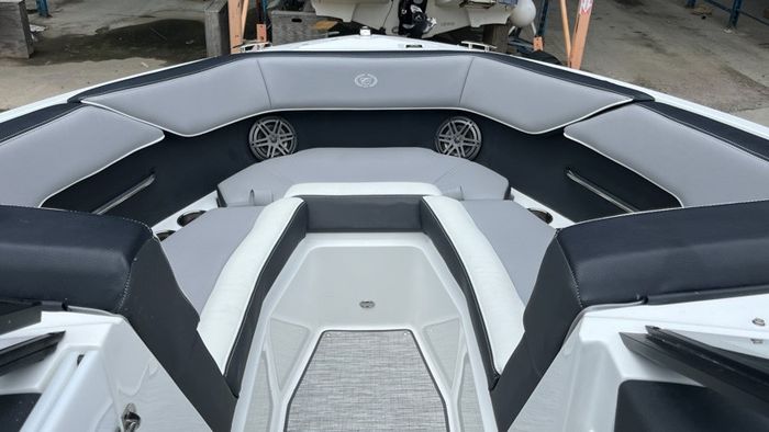 2024 Cobalt CS23 Surf Photo 12 of 12