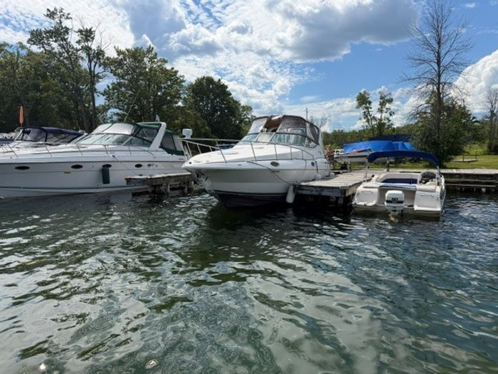 1999 Cruisers Yachts EXPRESS 3075 Photo 1 of 17