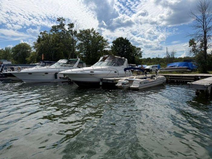 1999 Cruisers Yachts EXPRESS 3075 Photo 2 of 17