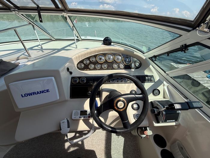 1999 Cruisers Yachts EXPRESS 3075 Photo 8 of 17