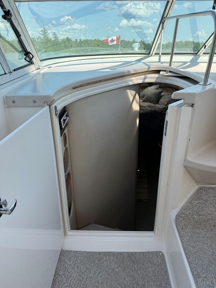 1999 Cruisers Yachts EXPRESS 3075 Photo 9 of 17