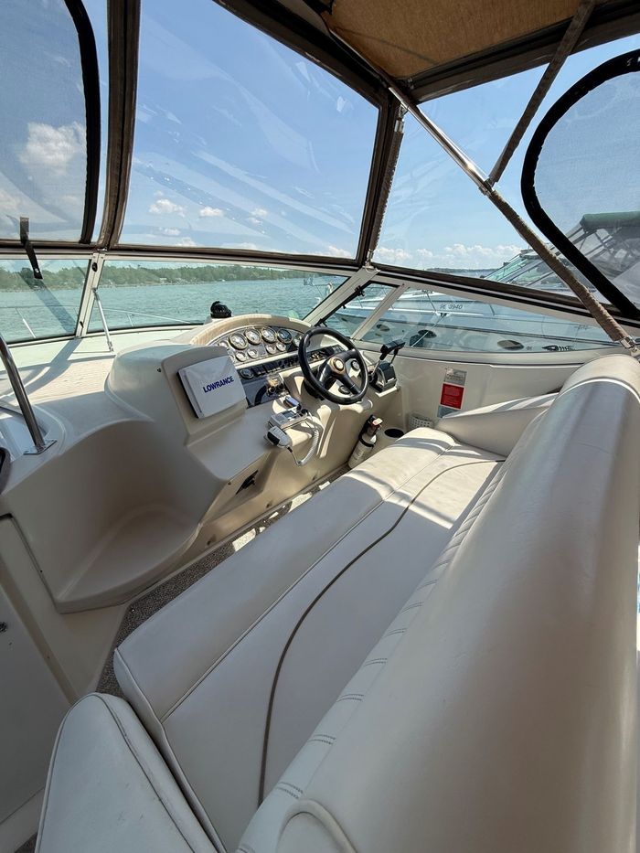 1999 Cruisers Yachts EXPRESS 3075 Photo 7 of 17