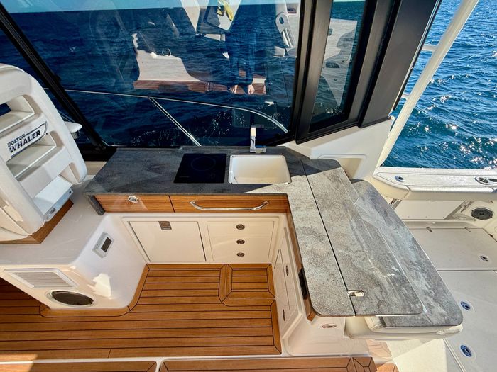 2021 Boston Whaler 405 Conquest Photo 55 of 131