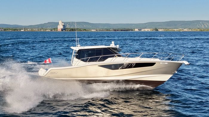 2021 Boston Whaler 405 Conquest Photo 3 of 131