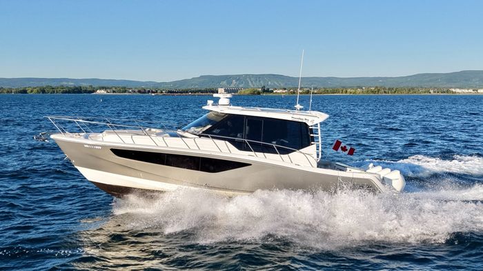 2021 Boston Whaler 405 Conquest Photo 5 of 131