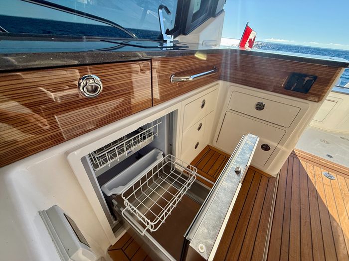 2021 Boston Whaler 405 Conquest Photo 58 of 131