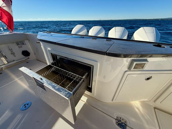 2021 Boston Whaler 405 Conquest Photo 31 of 131