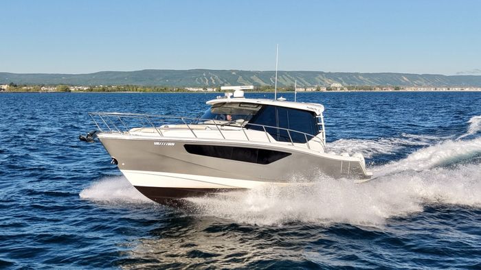 2021 Boston Whaler 405 Conquest Photo 9 of 131
