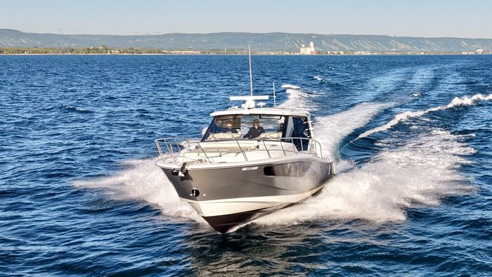 2021 Boston Whaler 405 Conquest Photo 13 of 131