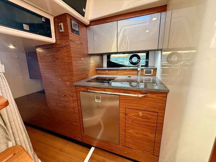 2021 Boston Whaler 405 Conquest Photo 91 of 131