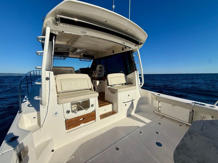 2021 Boston Whaler 405 Conquest Photo 44 of 131