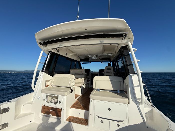 2021 Boston Whaler 405 Conquest Photo 45 of 131