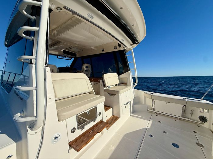 2021 Boston Whaler 405 Conquest Photo 46 of 131