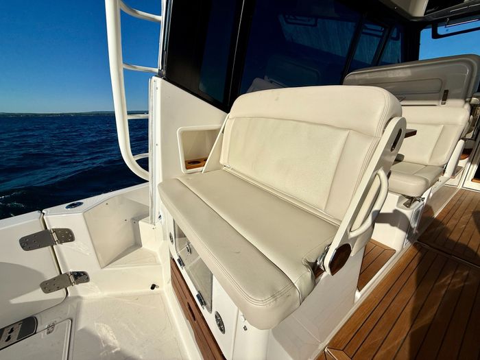2021 Boston Whaler 405 Conquest Photo 47 of 131