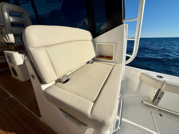 2021 Boston Whaler 405 Conquest Photo 48 of 131