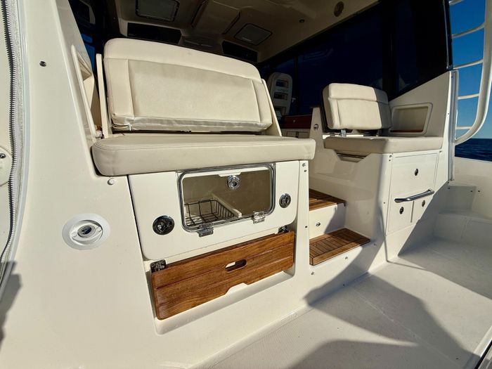 2021 Boston Whaler 405 Conquest Photo 49 of 131