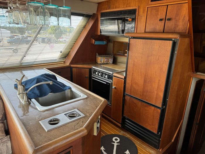 1990 Bayliner 4588 Photo 10 of 33