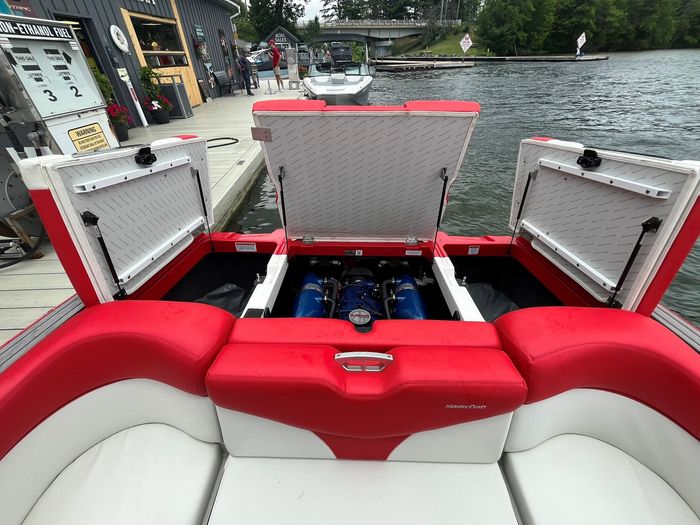 2021 MasterCraft XT22 Photo 1 of 14