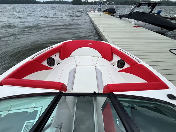 2021 MasterCraft XT22 Photo 9 of 14