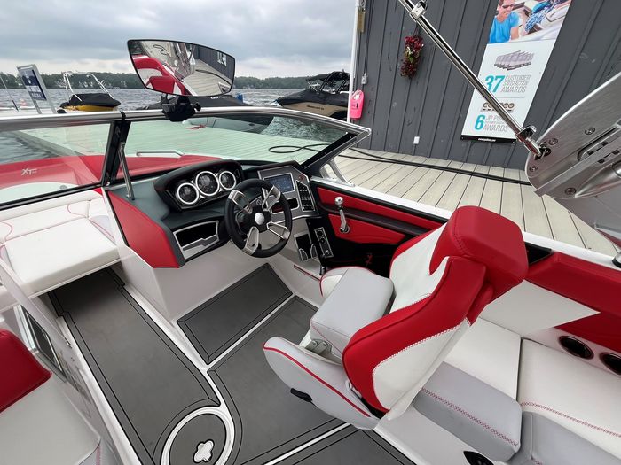 2021 MasterCraft XT22 Photo 6 of 14